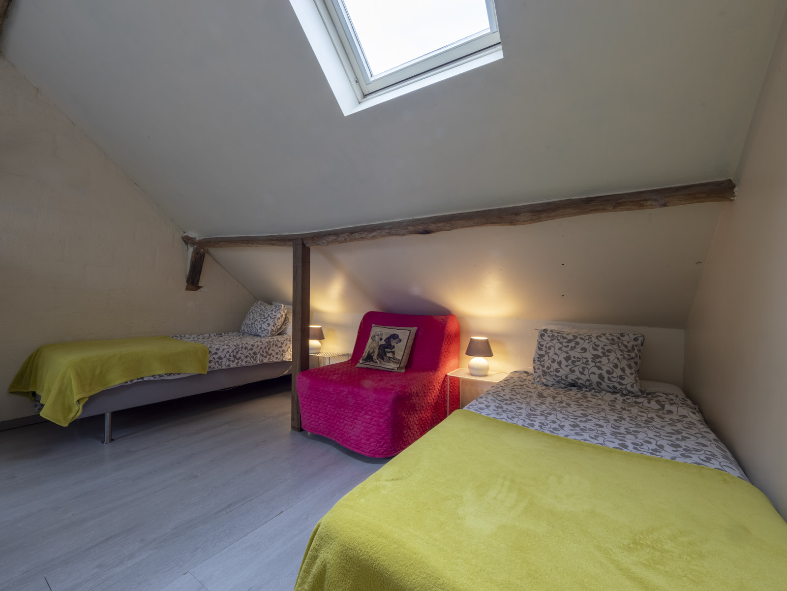 Chambre à l'étage avec 3 lits du gîte L'Étable