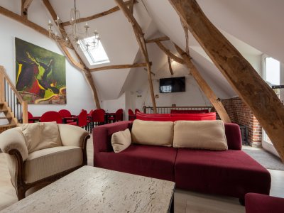 Salon du premier étage du gîte La Grange avec canapés et décoration chaleureuse